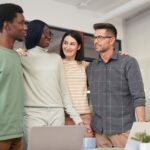Een team dat samenwerkt aan werknemerservaring strategieën in een moderne kantooromgeving.