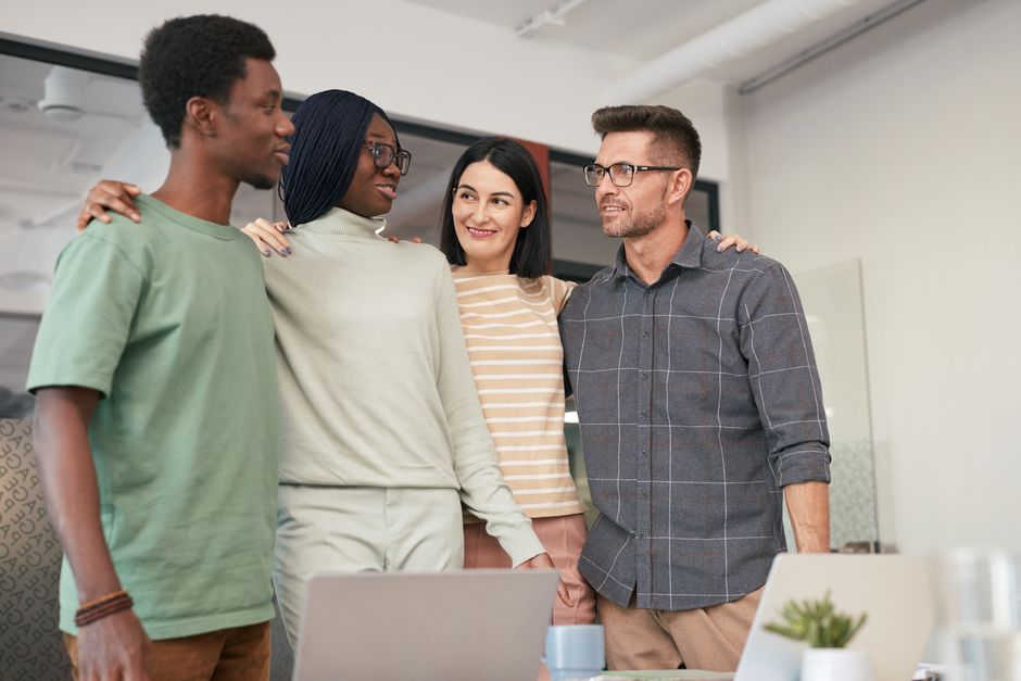 Een team dat samenwerkt aan werknemerservaring strategieën in een moderne kantooromgeving.