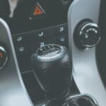 Einschub-Temperaturregler in einer industriellen Umgebung zur Temperaturkontrolle von Maschinen und Prozessen.